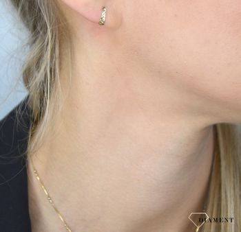 Złote kolczyki dla dziewczynki grawerowane 0,8 cm KL 5188 333 💎 Złote kolczyki dla dziewczynki z grawerowanym wzorem (3).JPG
